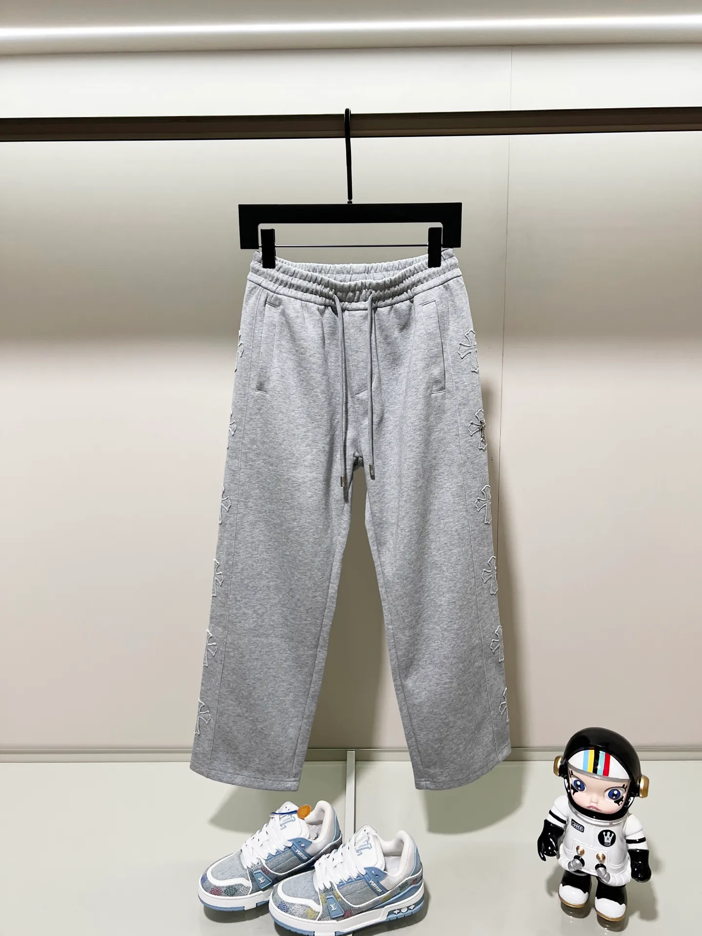 P260 chromehearts/Chrome heart selected 400g custom fabric sweatpants, classic side patch cross embroidery🪡hardware crafts logo, official synchronization, 1:1 original mold opening, fashion personality, versatile trend, pure original quality, original washed fabric, tag, collar label, washed wheat, complete three labels, color: black, gray. Size: M-3XL